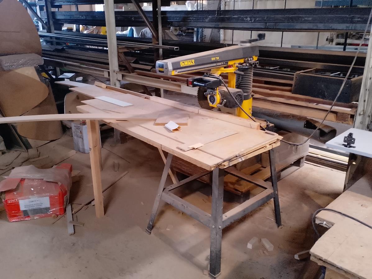 სატორსი ჩარხი DEWALT